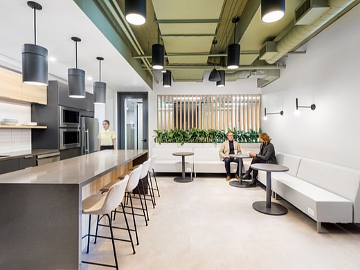 办公室装修设计：精致而现代、线条简洁 开放空间鼓励协作和沟通