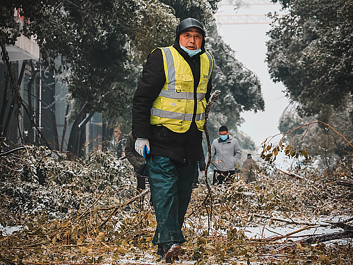 铲冰除雪保畅通 齐心协力暖人心