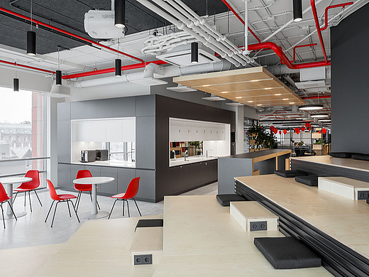 办公室设计装修——办公室如同一个舞台 炽热的红色飘逸在整个空间