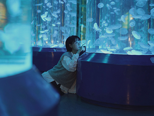 在水族馆散步才是正经事