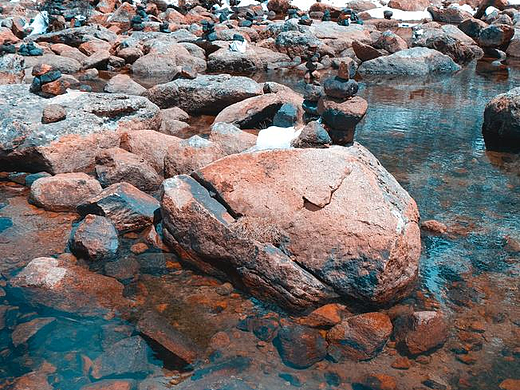 莲宝叶则-石头山