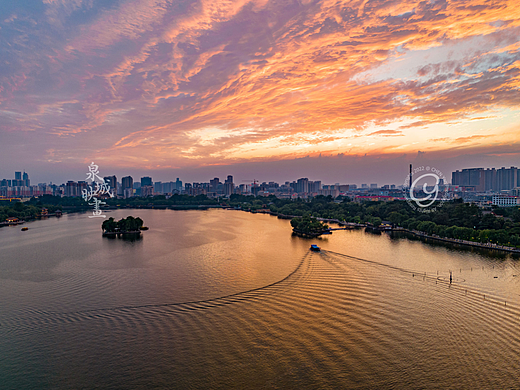 明湖霞映泉城