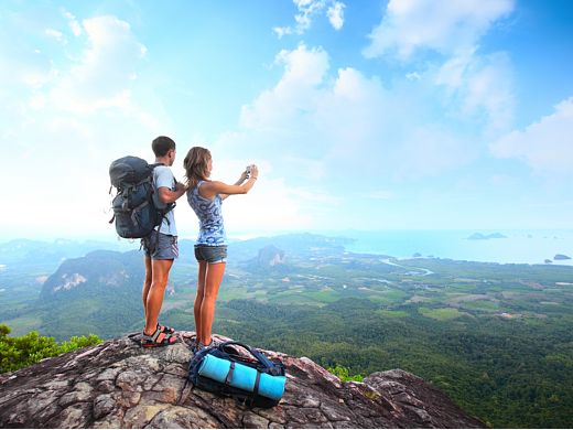 女孩男孩登山高处眺望徒步旅行山地背影悬崖情侣爬山