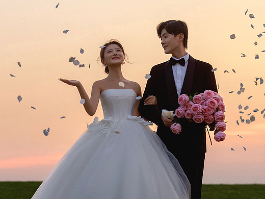 唯美夕阳草坪婚纱照~