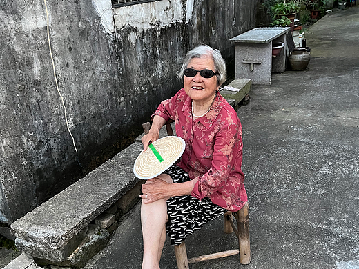 夏日最初的味道-奶奶在乘凉