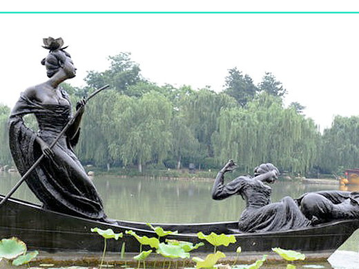 采莲女雕塑古代采莲女，不是采莲花，是采集莲蓬和莲子