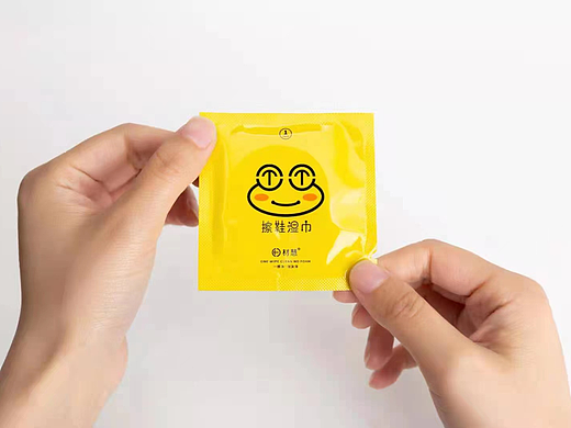 小白鞋擦鞋湿巾包装设计