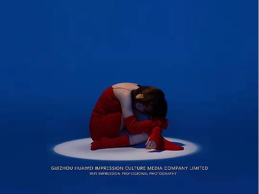 你身上的温柔，是克莱因的蓝，再加一点莫奈的灰