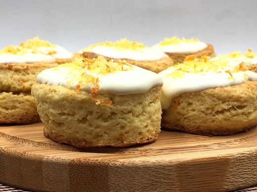 香橙奶油司康，香甜橙香和奶油浓郁，带来丰富层次感。