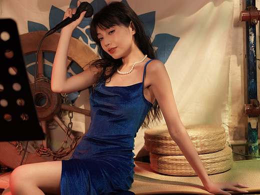 霓虹灯下，妩媚，性感共存的美丽女郎