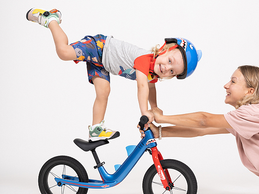 儿童滑步车拍摄（个人主页-ZNjIzNzU1OTI=） - 产品摄影 - 站酷设计师皆欢原创素材 - 站酷ZCOOL