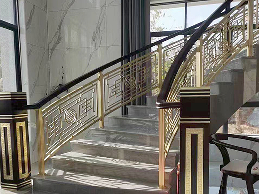 金色铜护栏 别墅楼梯适用铜艺雕花镂空扶手安装实例