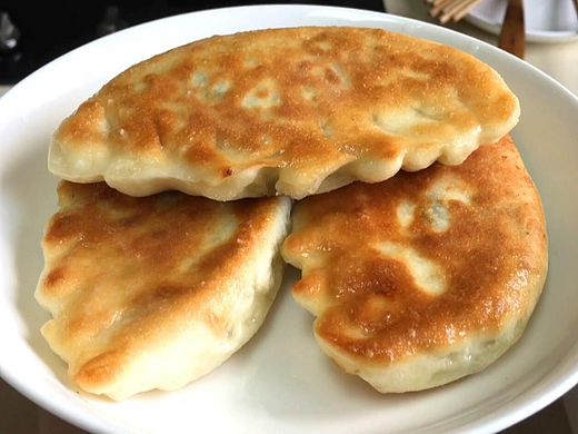 家常韭菜盒子，外壳又脆又香，内馅鲜美好吃。