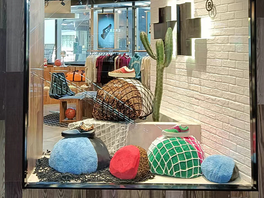 商品橱窗陈列布置氛围美陈立体篮球鞋店铺展陈