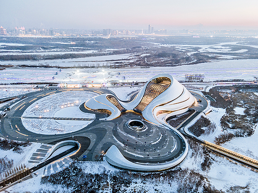 雪中的哈尔滨大剧院