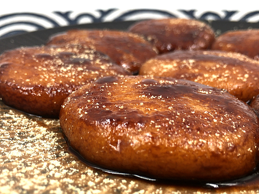 红糖糯米糍粑，糯米的香甜与红糖的浓郁在口中交织。