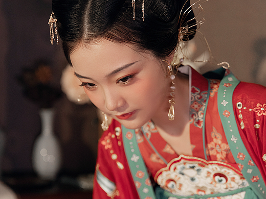 云想衣裳花想容