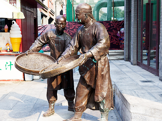 民俗主题文化雕塑,汉族的传统节日形式多样，内容丰富。