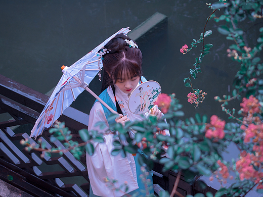 猗猗叶自淩冬绿,艳艳花常逐月红