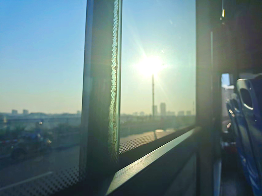 公交車窗外的陽光（個人主頁-ZNjY2MzU4MTY=） - 風(fēng)光攝影 - 站酷設(shè)計師小熊寶寶A原創(chuàng)素材 - 站酷ZCOOL