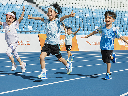 放肆跑！ 痛快疯 ！安踏KIDS带来快乐童年顽转成长 ！