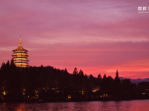 杭州西湖“雷峰夕照”景色宜人
