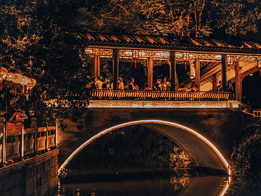 “海上月是天上月,眼前人是心上人”