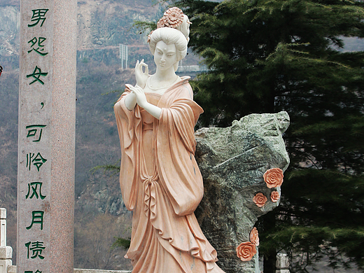 人物主题石雕,人物雕塑作品具有很强的装饰性和实用性。