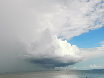 手机里的天空与海