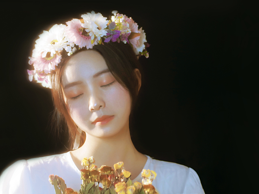 少女与花，浪漫至极。