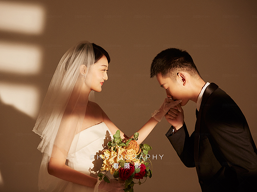 既许一人以偏爱愿尽余生以慷慨，室内光影婚纱照