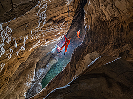 十二背后旅游区洞穴探险项目