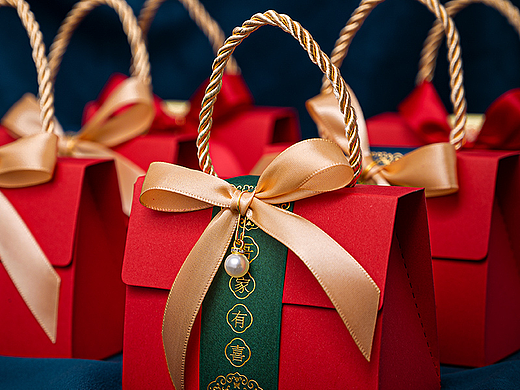 简约红色大气中国风手提喜糖盒详情页