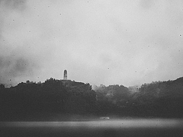 古鎮(zhèn)，與山與樹(shù)與云霧