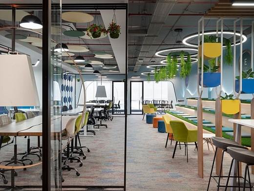 公司办公室设计装修：工作站布局采用独特的梯形设计提高功能和美感