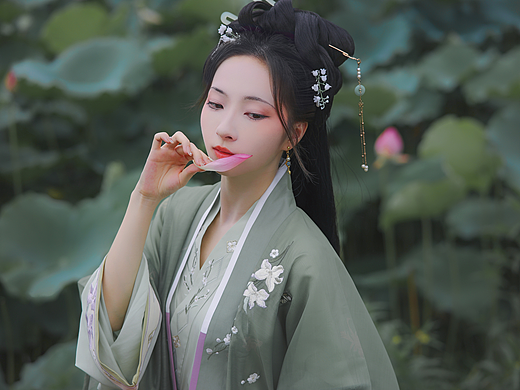 清莲上荷