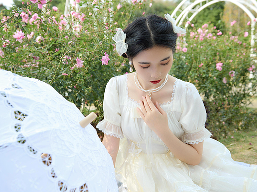 风摇曳在黄昏里,花绽放在呼吸间