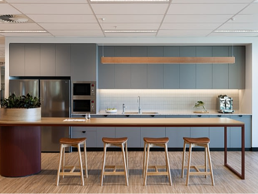 办公室设计装修：咸水与淡水相遇的概念反映在对比鲜明的纹理和颜色中