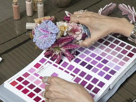 Deepa Gurnani x Pantone， 以前所未有的速度将精美的设计带入生活