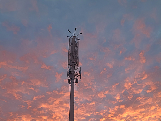 手机拍摄傍晚下的信号塔