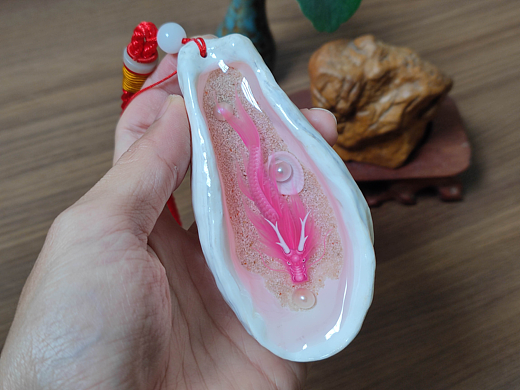 粉红鳌鱼生蚝壳手绘把玩件