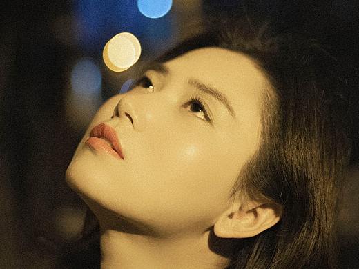 在一个灯火粲然的夜里