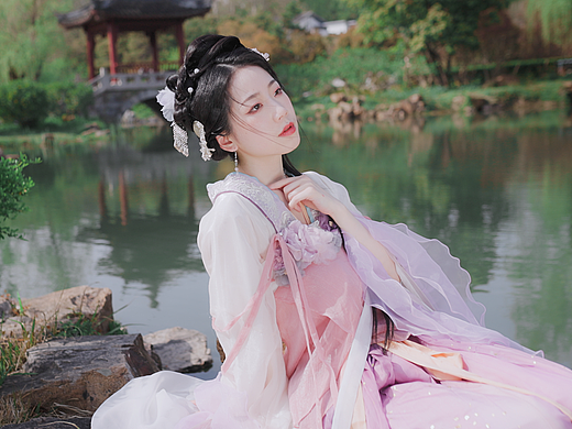 「只恐夜深花睡去，故烧高烛照红妆」
