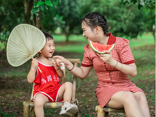 【儿童写真】和麻麻一起吃西瓜啦~