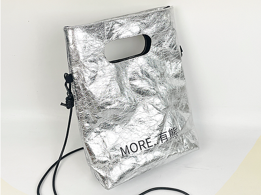 创意品牌周边｜超抢眼的「杜邦纸斜挎包」