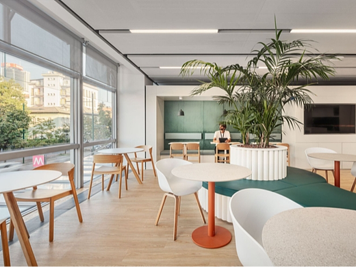 办公室室内设计：强调建筑线条的干净利落