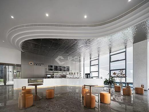 咖啡厅采用水波纹不锈钢蜂窝板吊顶，打造独特咖啡厅空间