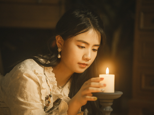 烛光少女复古人像写真