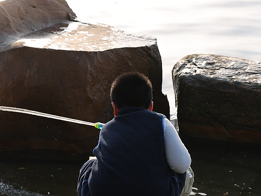 小朋友湖边玩水（免版权视频素材）黄献新