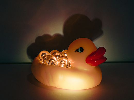 大黄鸭 + 灯泡 = ？